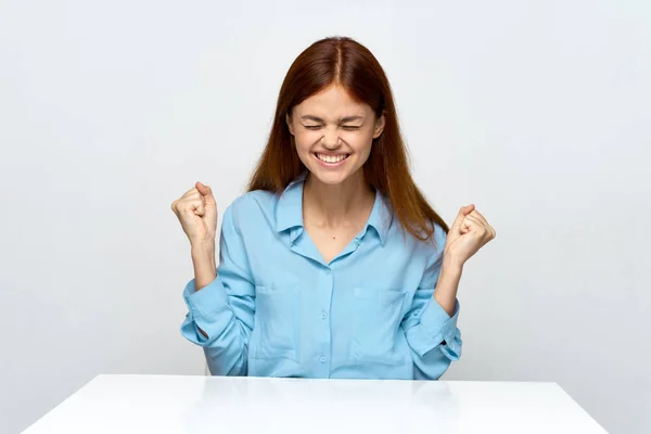Ofisteki Genç Mutlu Kadını — Stok fotoğraf