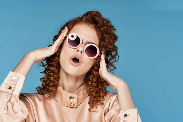 Junge Schöne Frau Mit Sonnenbrille Posiert Studio — Stockfoto