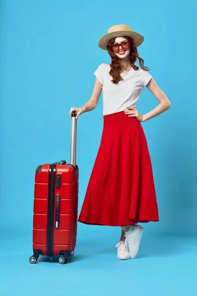 Jonge Vrouw Toerist Met Rode Koffer Studio — Stockfoto