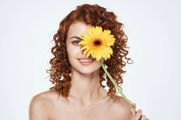 Jovem Bela Mulher Com Flor Posando Estúdio Isolado — Fotografia de Stock