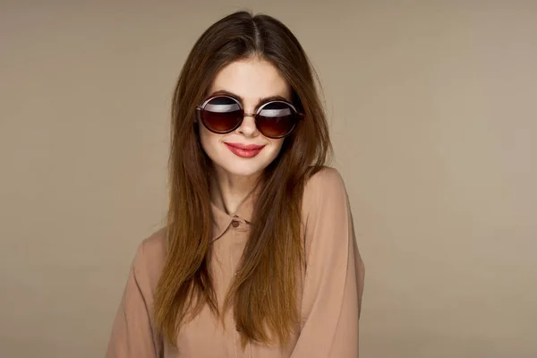 Młoda Piękna Kobieta Okularach Przeciwsłonecznych Pozowała Beżowym Tle — Zdjęcie stockowe