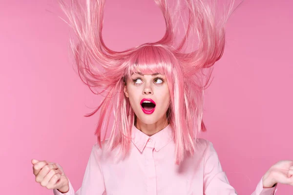분홍색 가발을 여성이 스튜디오에서 배경으로 머리를 날리는 — 스톡 사진
