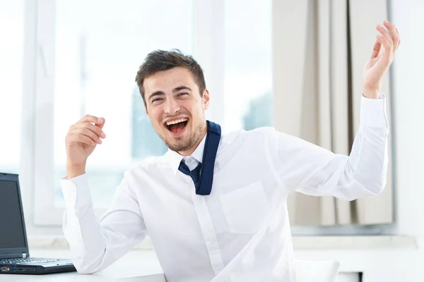 ラップトップでオフィスの若い幸せなビジネスマン — ストック写真
