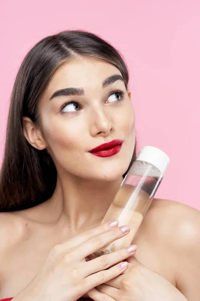 Porträt Einer Schönen Frau Mit Schönheitsprodukt Auf Isoliertem Rosa Hintergrund — Stockfoto