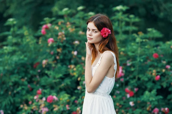 Ung Kvinna Med Ros Blomma Trädgården — Stockfoto