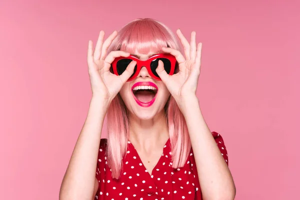 Studioaufnahmen Junges Glückliches Mädchen Mit Rosa Perücke Und Sonnenbrille Auf — Stockfoto