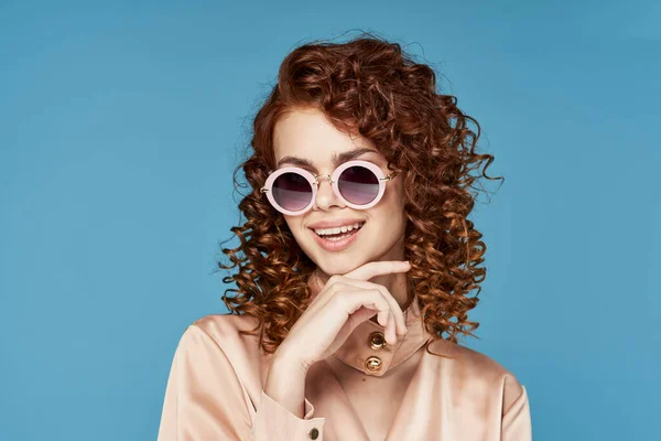 Junge Schöne Frau Mit Sonnenbrille Posiert Studio — Stockfoto