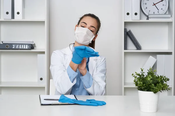 Young Woman Doctor Sitting Desk Mask — Stock Photo, Image