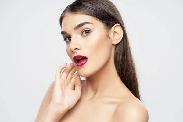 Retrato Jovem Bela Mulher Surpreendido Fundo Branco — Fotografia de Stock