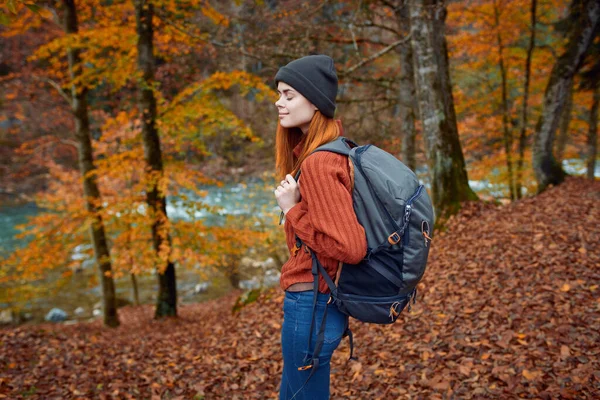Junge Touristin Herbst Unterwegs — Stockfoto