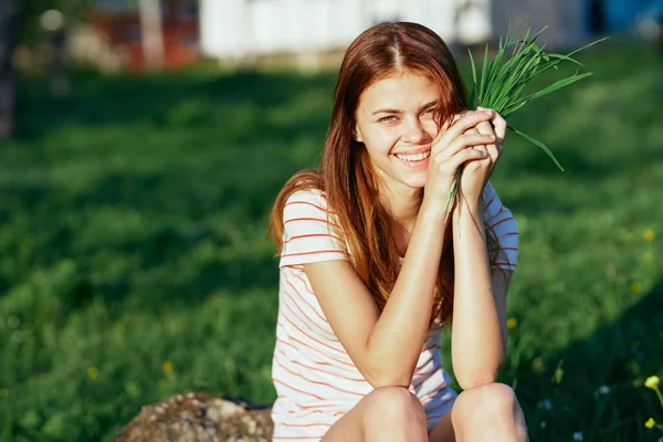 Junge Schöne Frau Sitzt Auf Dem Rasen — Stockfoto