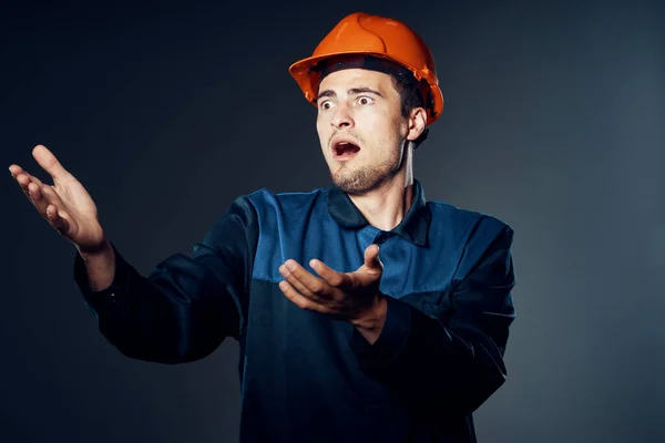 Studioaufnahmen Verwirrter Industriearbeiter Mit Orangefarbenem Helm — Stockfoto