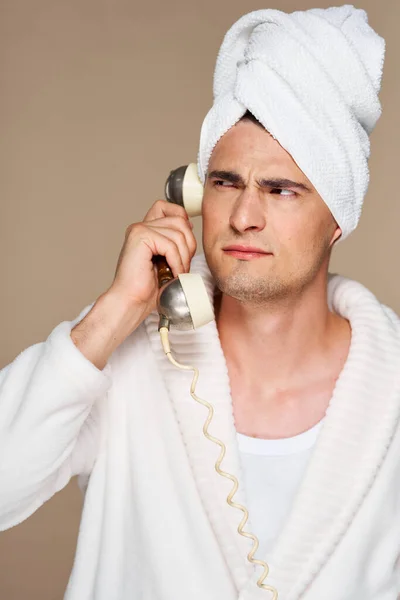 Fiatal Jóképű Férfi Telefonnal Fürdőszobában — Stock Fotó