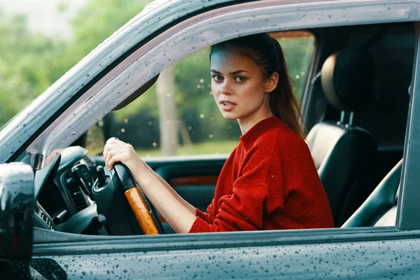 Jovem Bela Mulher Sorridente Motorista Carro — Fotografia de Stock