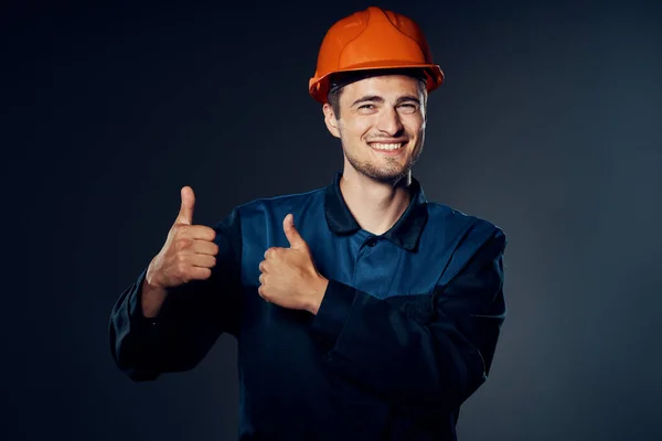 Tiro Estúdio Trabalhador Industrial Capacete Laranja Com Polegares Para Cima — Fotografia de Stock