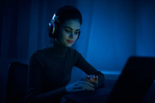 Junge Schöne Frau Arbeitet Nachts Mit Laptop — Stockfoto