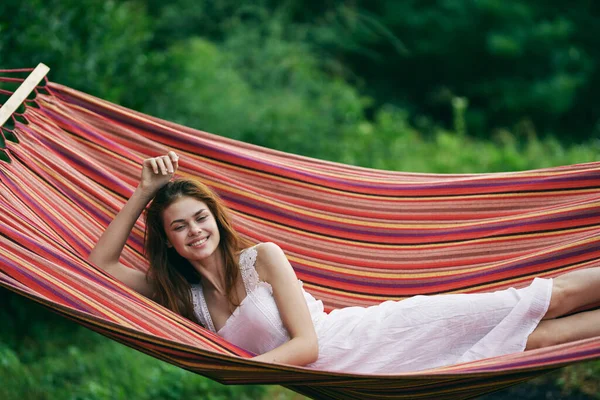 Mladá Krásná Žena Relaxující Houpací Síti — Stock fotografie