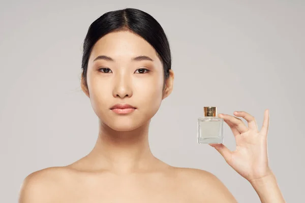 Młoda Piękna Azjatycka Kobieta Perfumy — Zdjęcie stockowe