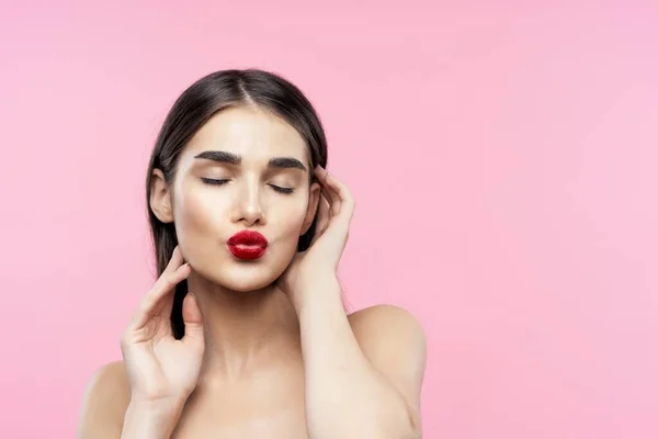 Retrato Joven Hermosa Mujer Mostrando Beso Sobre Fondo Rosa — Foto de Stock