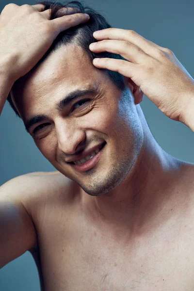 Een Studio Opname Portret Van Een Jonge Knappe Man Lachend — Stockfoto