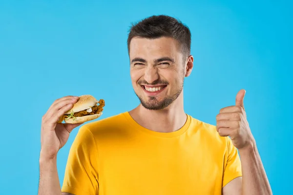 Joven Guapo Hombre Con Hamburguesa Mostrando Pulgar Hacia Arriba Estudio — Foto de Stock