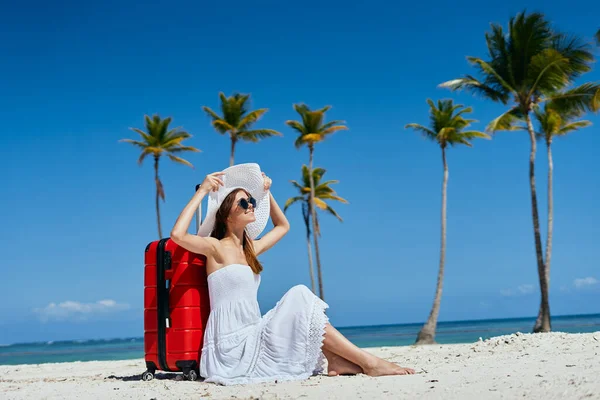 Young Beautiful Woman Suitcase Beach — 스톡 사진