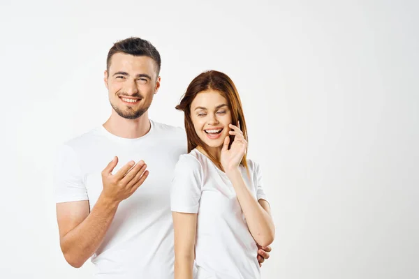 Jovem Lindo Casal Shirts Posando Estúdio Fundo Isolado — Fotografia de Stock