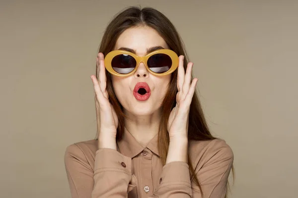 Młoda Piękna Kobieta Okularach Przeciwsłonecznych Pozowała Beżowym Tle — Zdjęcie stockowe