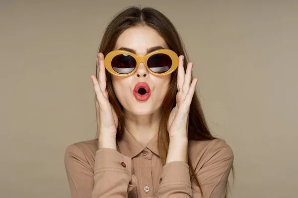 Joven Hermosa Mujer Gafas Sol Posando Aislada Sobre Fondo Beige — Foto de Stock