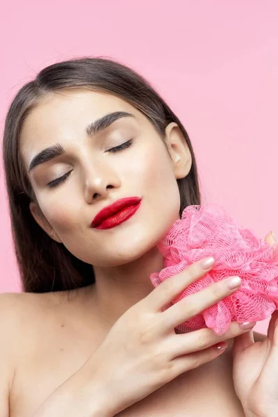 Retrato Mujer Hermosa Sosteniendo Esponja Sobre Fondo Rosa Aislado — Foto de Stock