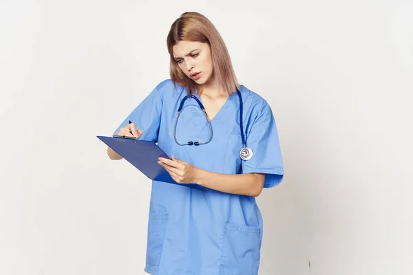 Studioaufnahmen Junge Krankenschwester Mit Klemmbrett Auf Weißem Hintergrund — Stockfoto