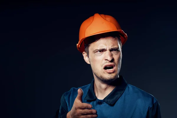 Studioaufnahmen Verwirrter Industriearbeiter Mit Orangefarbenem Helm — Stockfoto