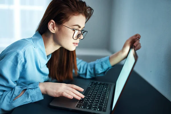 Jovem Mulher Trabalhando Com Laptop Escritório — Fotografia de Stock