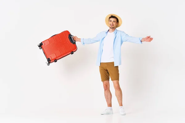 Studio Shot Van Jonge Vrolijke Man Toerist Met Rode Koffer — Stockfoto