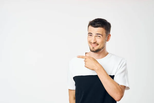 Joven Mostrando Con Dedo Aislado Sobre Fondo Blanco —  Fotos de Stock