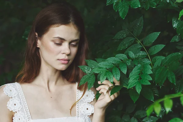 Jovem Bela Mulher Posando Jardim — Fotografia de Stock