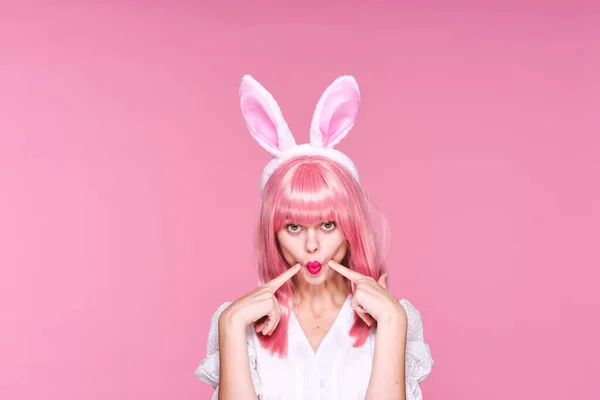 戴着粉红假发 长着小兔子耳朵的漂亮姑娘 — 图库照片#