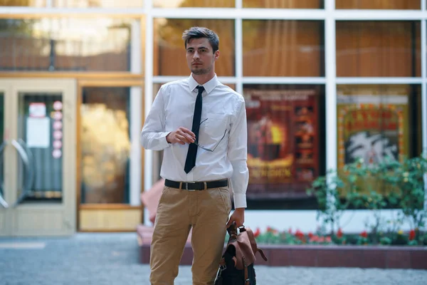 Joven Hombre Negocios Guapo Con Gafas Sol Calle — Foto de Stock