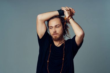 Genç anne stüdyoda poz veriyor.