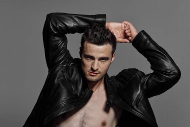 Stüdyoda poz veren genç yakışıklı adam. 