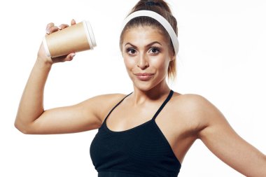 Stüdyoda fincanı olan genç sporcu kadın.