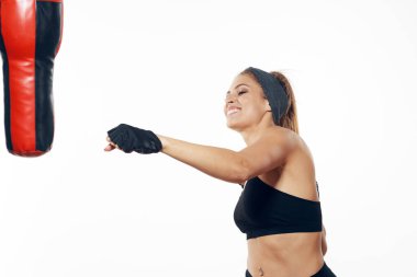 Genç sporcu bayan boksör stüdyoda.