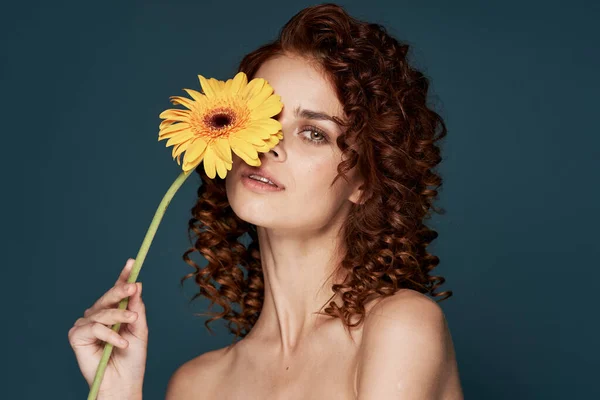 Fiatal Gyönyörű Virág Pózol Stúdióban Elszigetelt — Stock Fotó