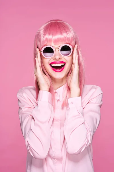 Young Beautiful Woman Pink Wig Sunglasses Smiling Pink Background — ストック写真