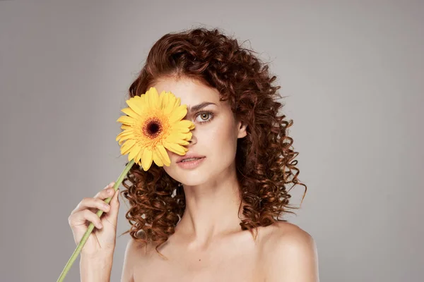 Fiatal Gyönyörű Virág Pózol Stúdióban Elszigetelt — Stock Fotó