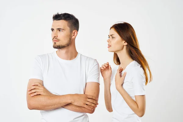 Joven Hermosa Pareja Camisetas Posando Estudio Sobre Fondo Aislado — Foto de Stock