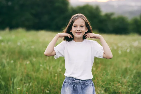 Güzel Tatlı Kız Sahada Eğleniyor — Stok fotoğraf