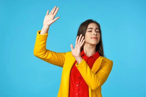 Νεαρή Όμορφη Γυναίκα Κίτρινο Σακάκι Gesturing Σταματήσει Στο Studio Μπλε — Φωτογραφία Αρχείου