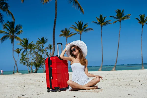 Joven Hermosa Mujer Con Maleta Playa Tropical —  Fotos de Stock