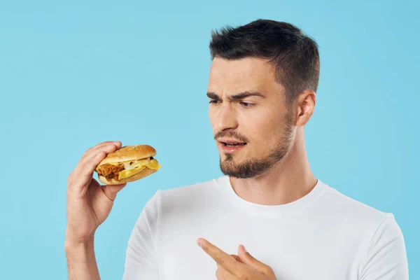 Joven Hombre Guapo Con Hamburguesa Estudio — Foto de Stock